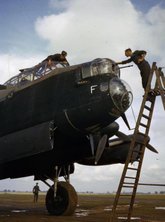 Ground crew clean Avro Lancaster R5666 `KM-F' of 44 Squadron, Waddington, October 1942 (c. Imperial War Museum)