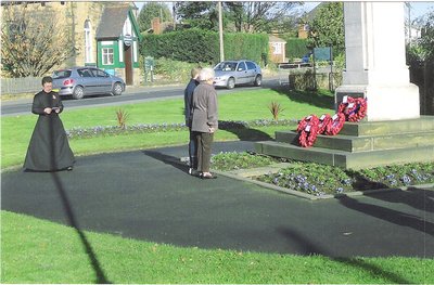 James Wainwright and Jennie Routledge lay a wreath to the memory of the crew of KM-T at Oulton War Memorial, Yorkshire in November 2005 